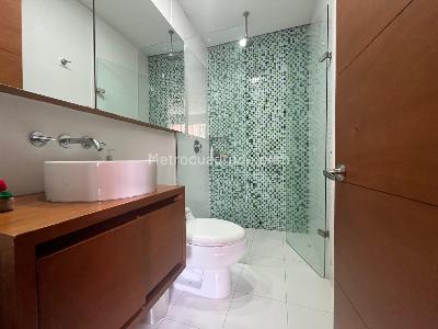 Apartamento de 3 alcobas en arriendo en El Poblado, Medellín, 189 m² · foto 14 de 17