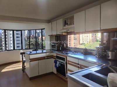 Apartamento de 3 alcobas en venta en El Poblado, Medellín, 212 m² · foto 9 de 19