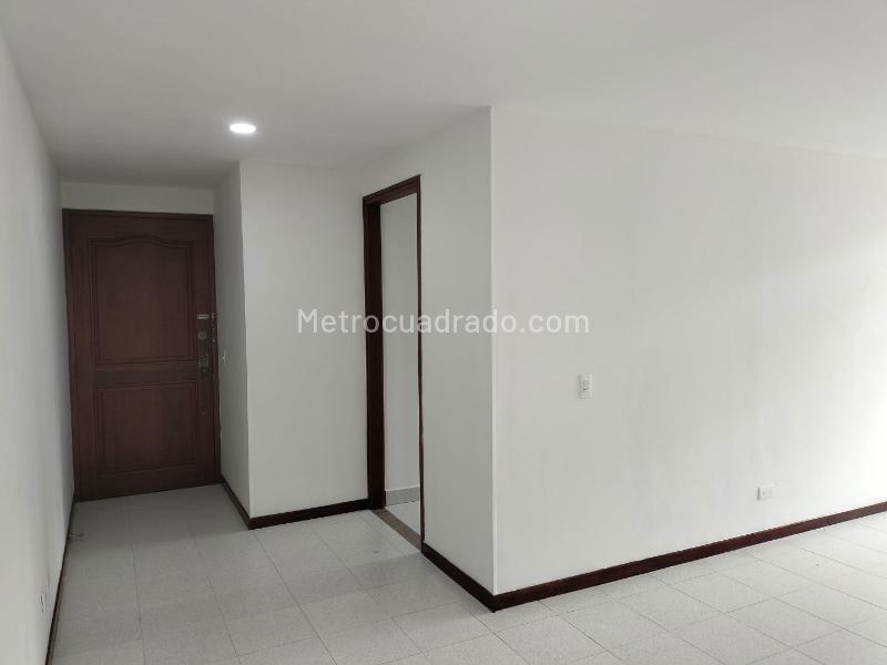 3BR Apartment with Service Room and Covered Parking in El Poblado - 3