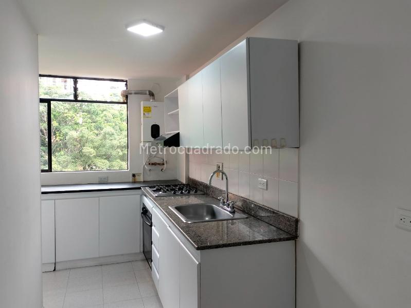 3BR Apartment with Service Room and Covered Parking in El Poblado - 4