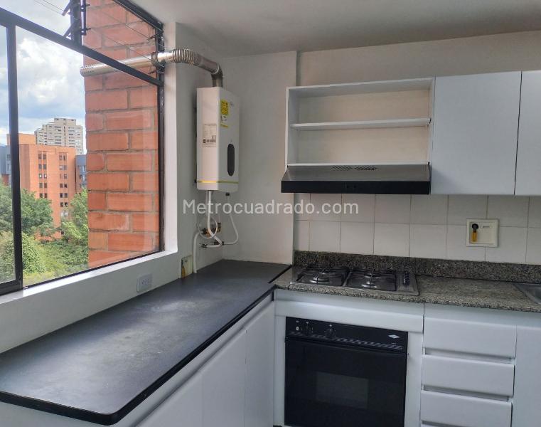 3BR Apartment with Service Room and Covered Parking in El Poblado - 6