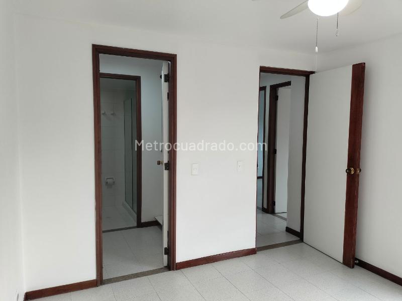 3BR Apartment with Service Room and Covered Parking in El Poblado - 8