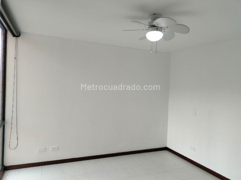 3BR Apartment with Service Room and Covered Parking in El Poblado - 9