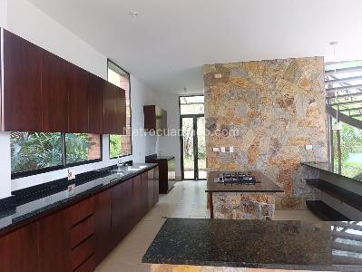 Casa de 4 alcobas en arriendo en El Poblado, Medellín, 400 m² · foto 8 de 20