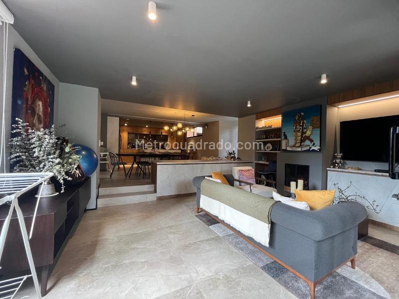 Charming 3BR Apartment with Amenities in El Poblado - 2