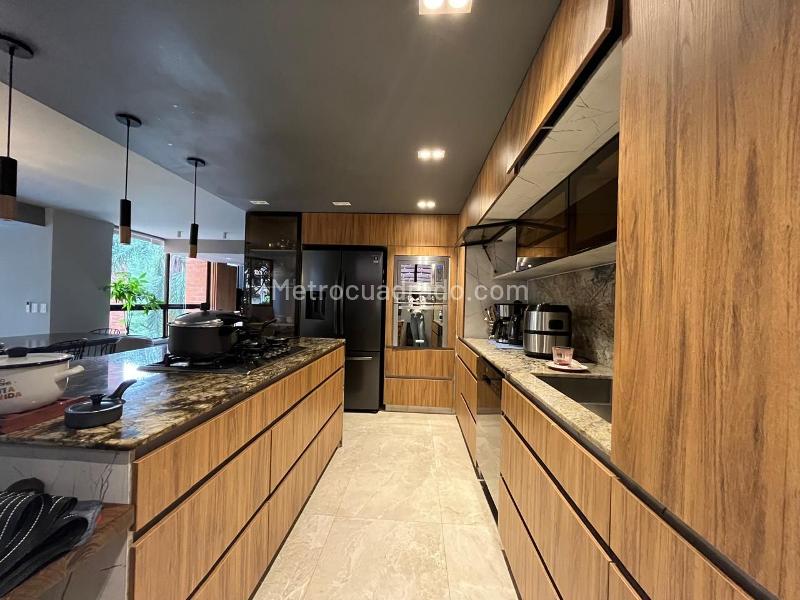 Charming 3BR Apartment with Amenities in El Poblado - 9