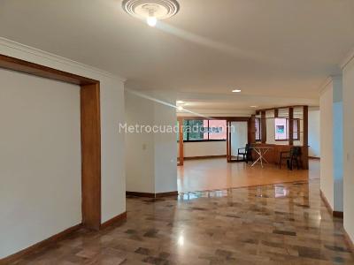 Apartamento de 3 alcobas en venta en El Poblado, Medellín, 225 m² · foto 2 de 17