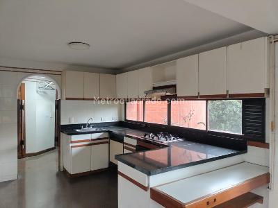 Apartamento de 3 alcobas en venta en El Poblado, Medellín, 225 m² · foto 5 de 17