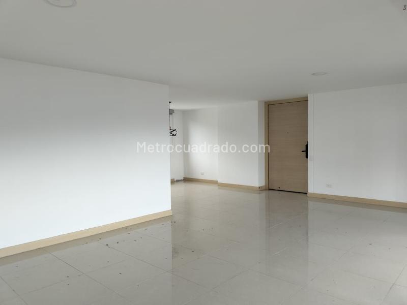 Stylish 3BR Apartment with Balcony in El Poblado - 3