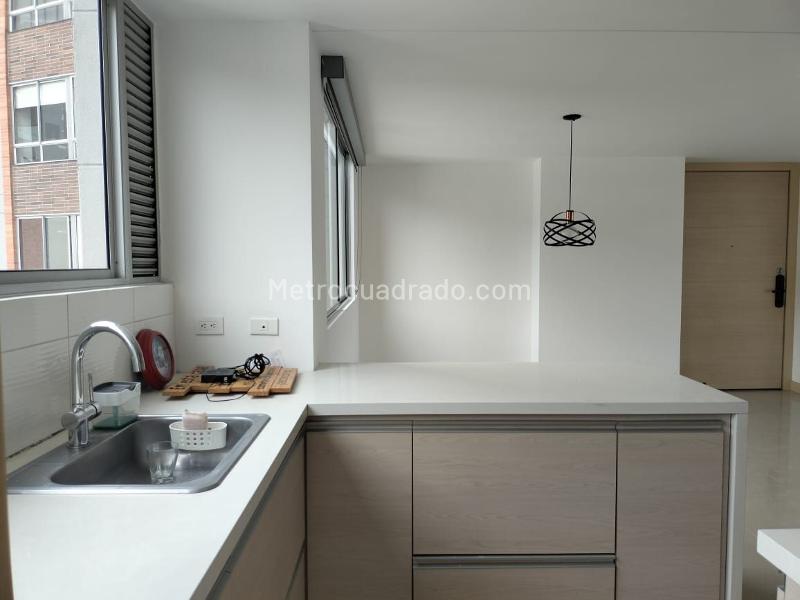Stylish 3BR Apartment with Balcony in El Poblado - 9