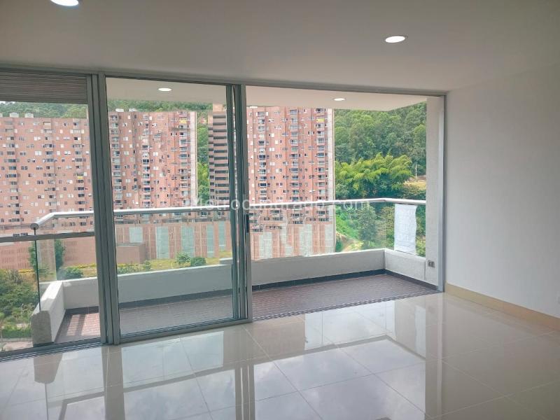 Apartamento de 2 Alcobas con Acabados Modernos en El Poblado