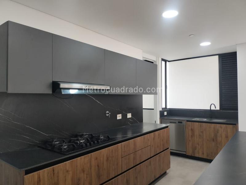 Spacious 3BR Apartment in Residential El Poblado - 9