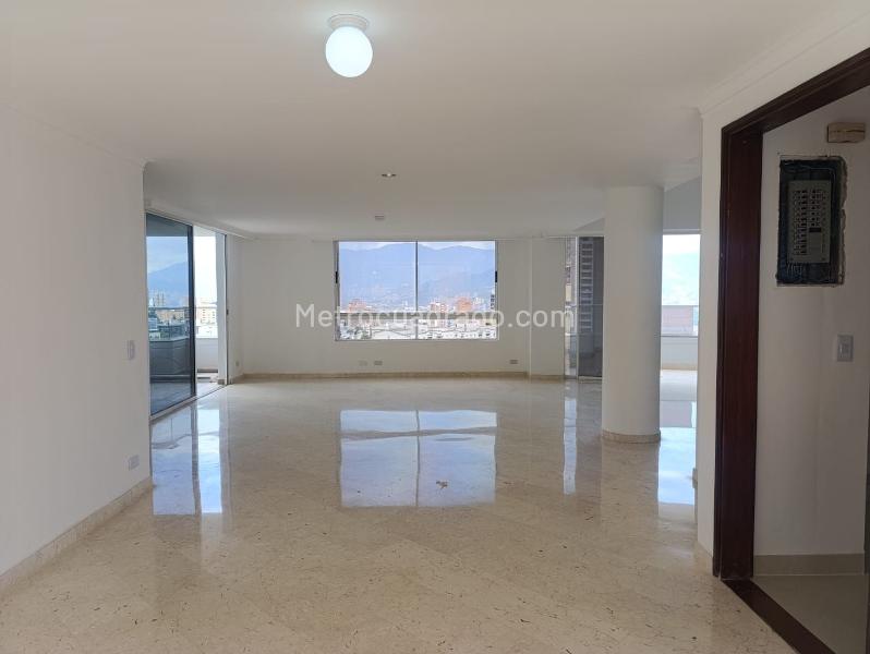 Apartamento de 3 Alcobas con Balcón en El Poblado - 2