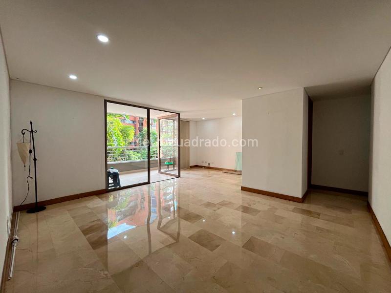 Apartamento de 2 Alcobas con 3 Baños en Conjunto Cerrado, El Poblado