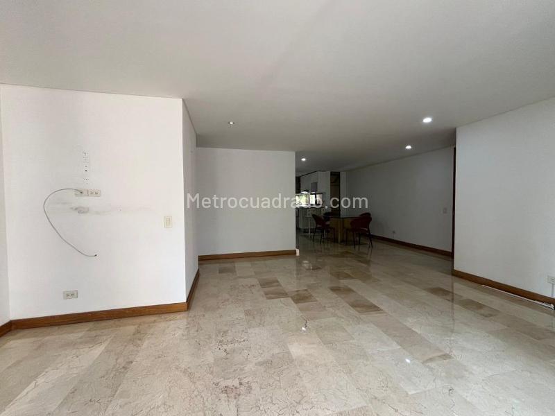 Apartamento de 2 Alcobas con 3 Baños en Conjunto Cerrado, El Poblado - 3
