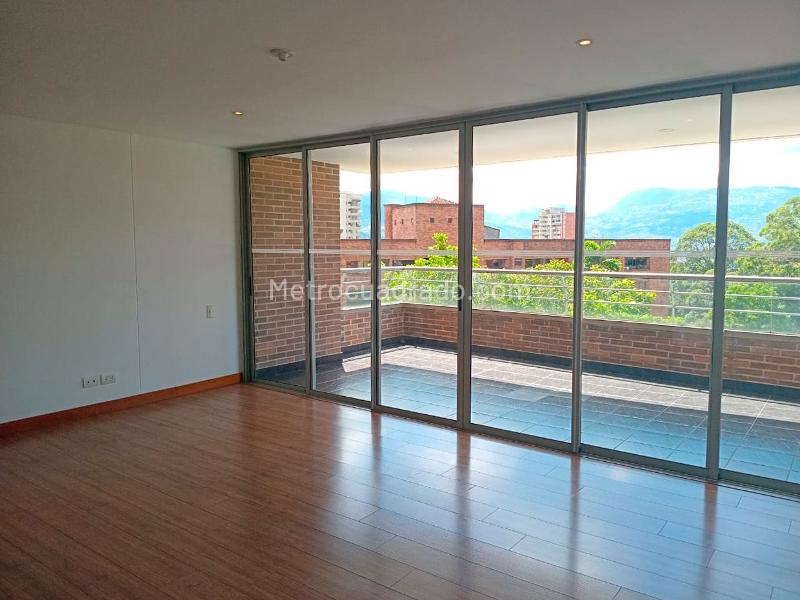 Apartamento de 2 Alcobas con 3 Baños en El Poblado - 2