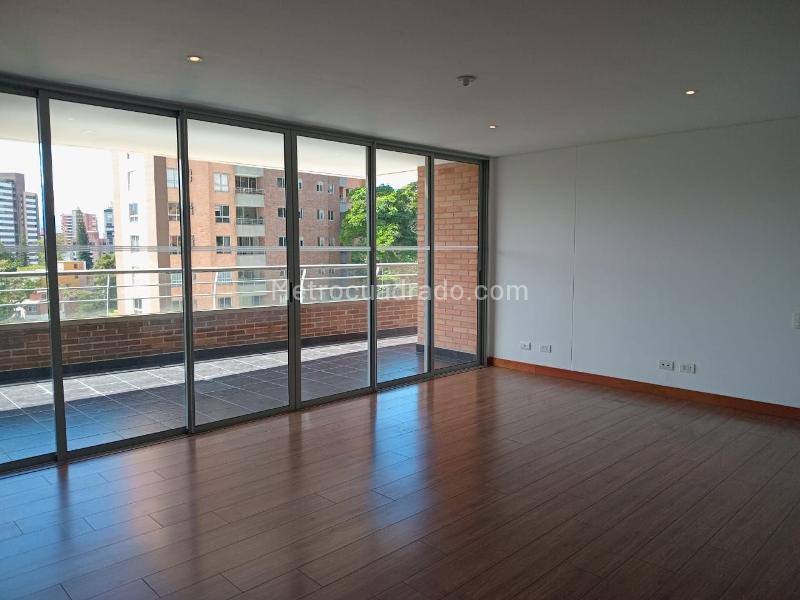 Apartamento de 2 Alcobas con 3 Baños en El Poblado - 3