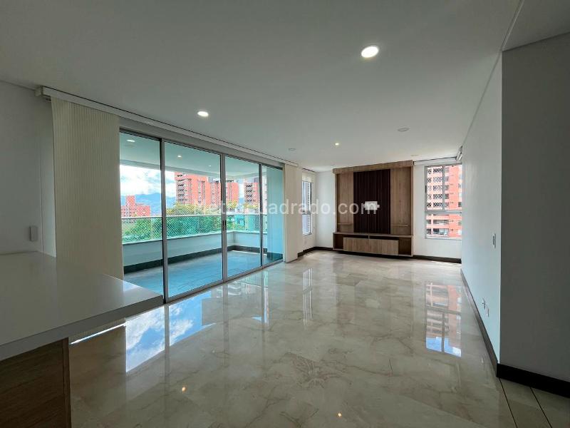 Apartamento de 3 Alcobas con Estudio y Parqueadero Cubierto en El Poblado