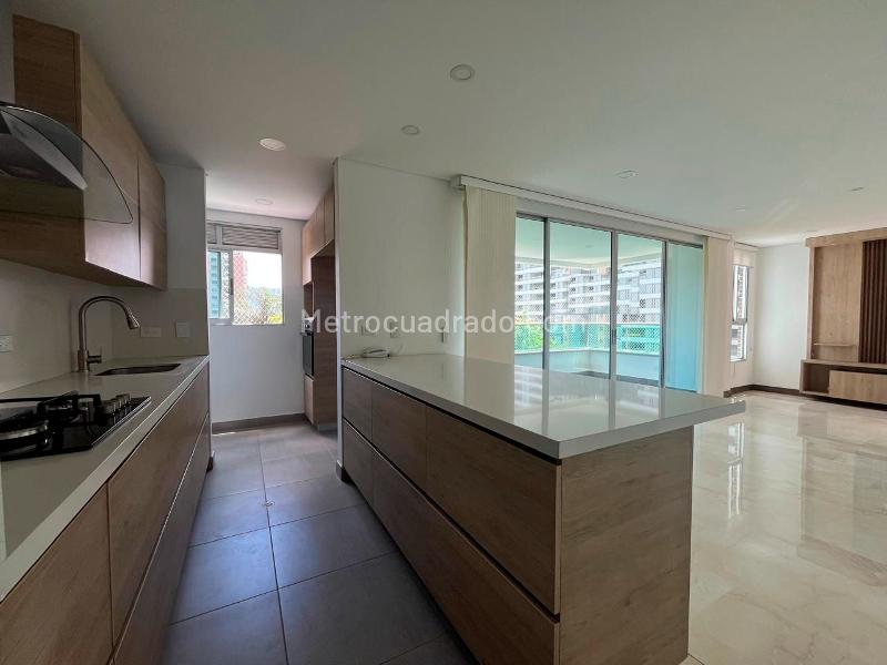 Apartamento de 3 Alcobas con Estudio y Parqueadero Cubierto en El Poblado - 7
