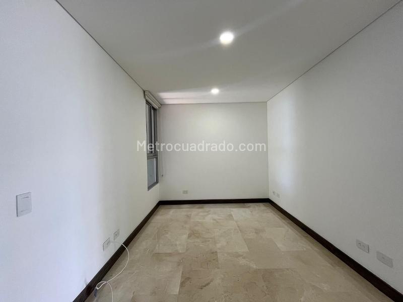 Apartamento de 3 Alcobas con Estudio y Parqueadero Cubierto en El Poblado - 9