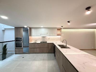 Casa de 3 alcobas en venta en El Poblado, Medellín, 615 m² · foto 4 de 20
