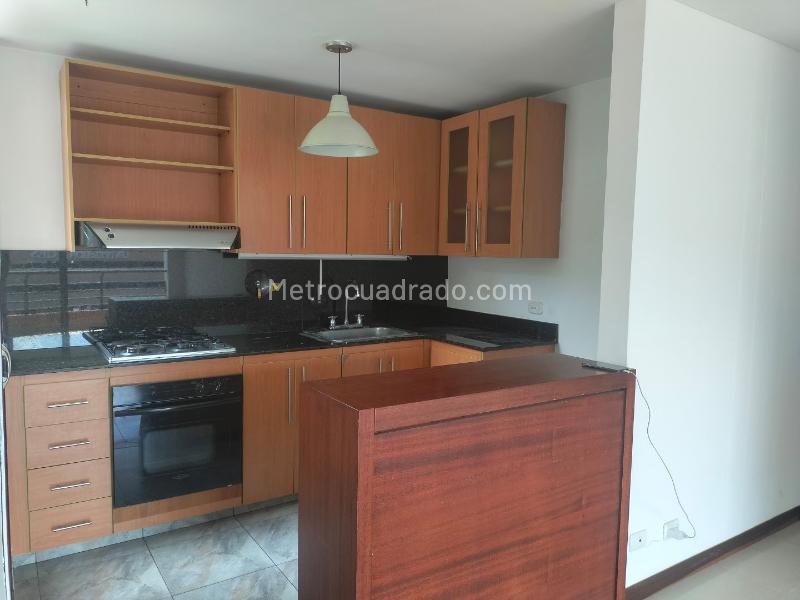 Apartamento de 2 Alcobas en El Poblado con Balcón y Parqueadero - 4
