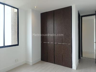 Apartamento de 3 alcobas en arriendo en El Castillo, Medellín, 180 m² · foto 13 de 18