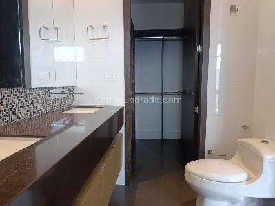 Apartamento de 3 alcobas en arriendo en El Castillo, Medellín, 180 m² · foto 15 de 18