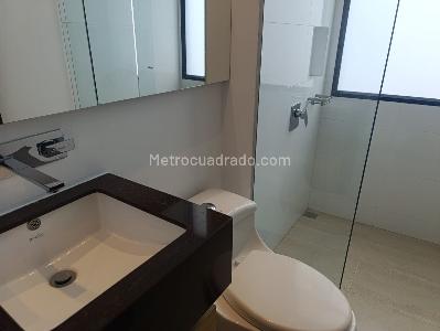 Apartamento de 3 alcobas en arriendo en El Castillo, Medellín, 180 m² · foto 16 de 18