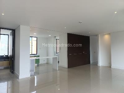 Apartamento de 3 alcobas en arriendo en El Castillo, Medellín, 180 m² · foto 2 de 18