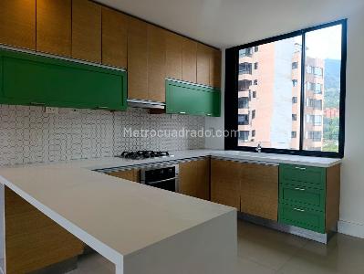 Apartamento de 3 alcobas en arriendo en El Castillo, Medellín, 180 m² · foto 5 de 18