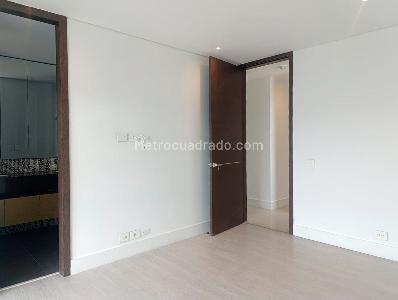 Apartamento de 3 alcobas en arriendo en El Castillo, Medellín, 180 m² · foto 8 de 18