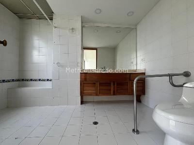 Apartamento de 3 alcobas en venta en El Poblado, Medellín, 195 m² · foto 18 de 19