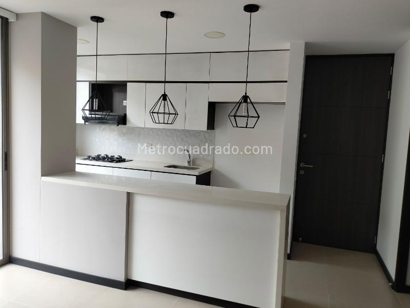 2BR Apartment with Balcony and Covered Parking in El Poblado - 4