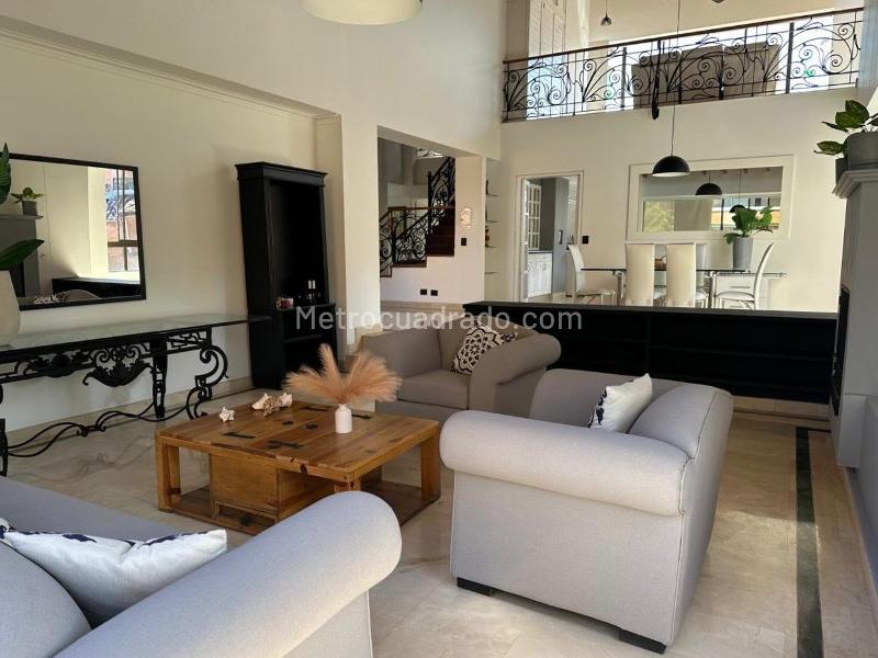 Furnished 4BR Apartment with Pool in El Poblado - 2
