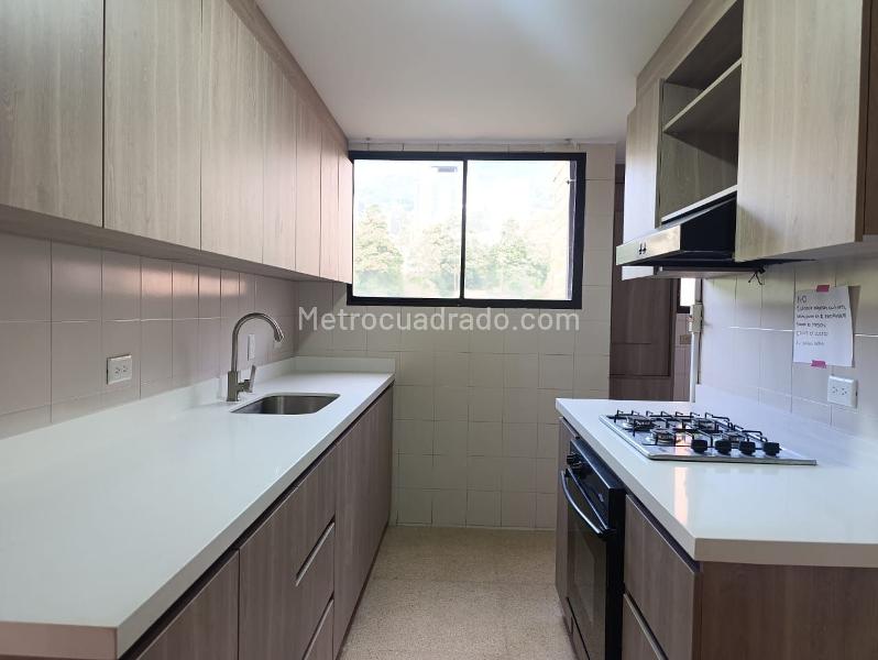 Apartamento Amplio de 3 Alcobas con Terraza en El Poblado - 4