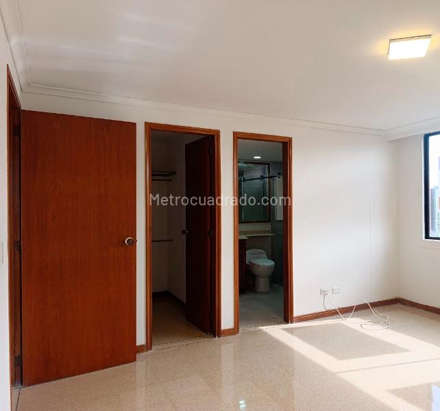 Apartamento Amplio de 3 Alcobas con Terraza en El Poblado - 7