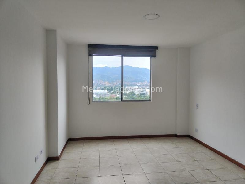 Modern 2BR Apartment with Balcony in El Poblado - 9