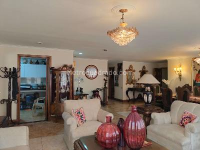 Apartamento de 3 alcobas en venta en El Poblado, Medellín, 208 m² · foto 3 de 17