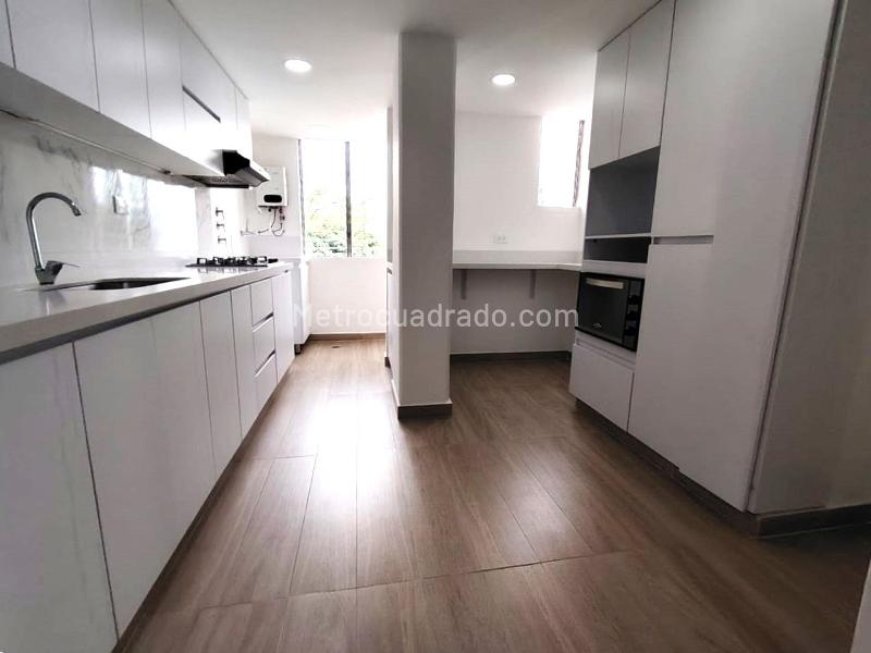 Apartamento de 3 Alcobas con Balcón y Parqueadero Cubierto en El Poblado - 4
