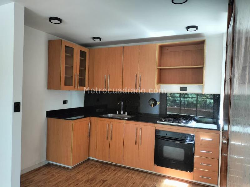 Apartamento de 2 Alcobas Cerca a Vías Principales y Servicios en El Poblado - 4