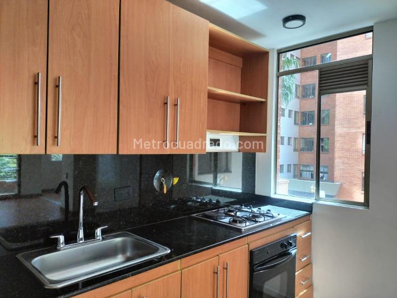 Apartamento de 2 Alcobas Cerca a Vías Principales y Servicios en El Poblado - 5