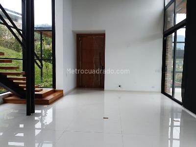 Casa de 4 alcobas en arriendo en Envigado, Envigado, 410 m² · foto 2 de 20