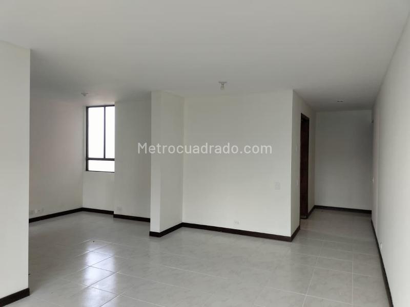 Apartamento de 3 Alcobas con Balcón en Unidad Cerrada, El Poblado - 3