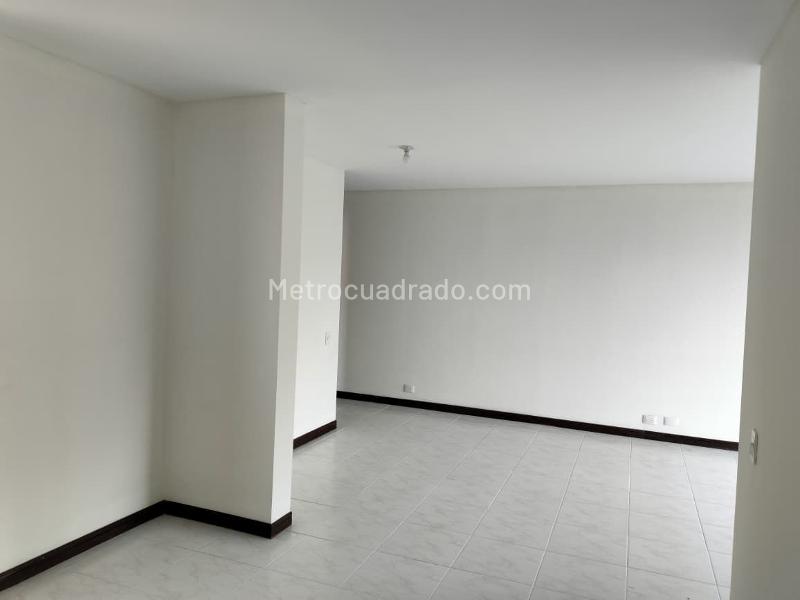 Apartamento de 3 Alcobas con Balcón en Unidad Cerrada, El Poblado - 4