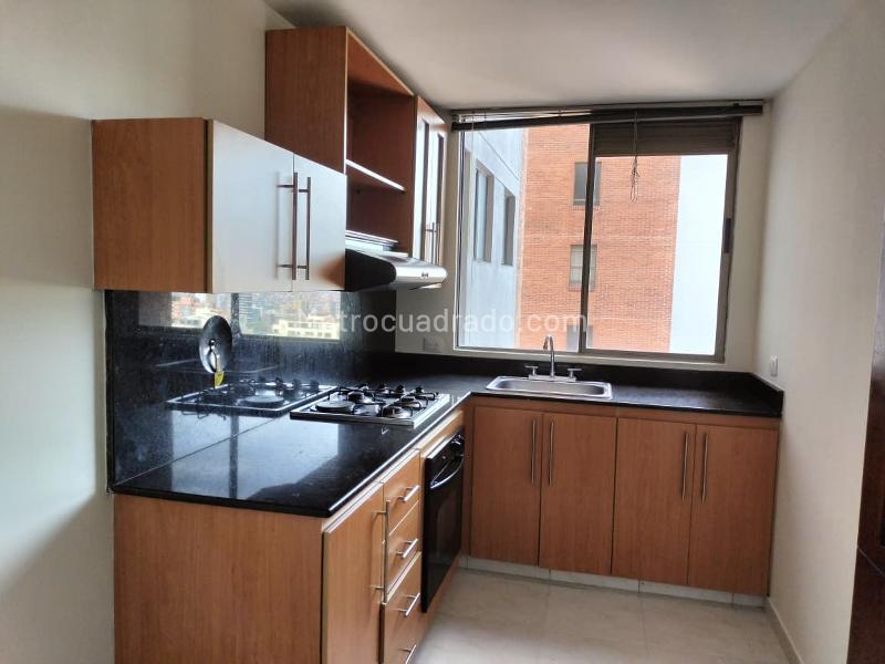 Apartamento de 3 Alcobas con Balcón en Unidad Cerrada, El Poblado - 5