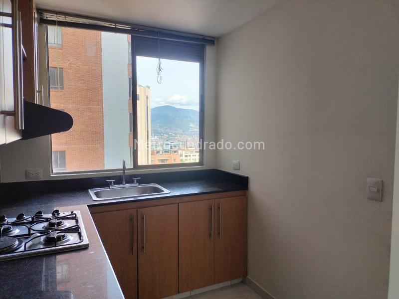 Apartamento de 3 Alcobas con Balcón en Unidad Cerrada, El Poblado - 6