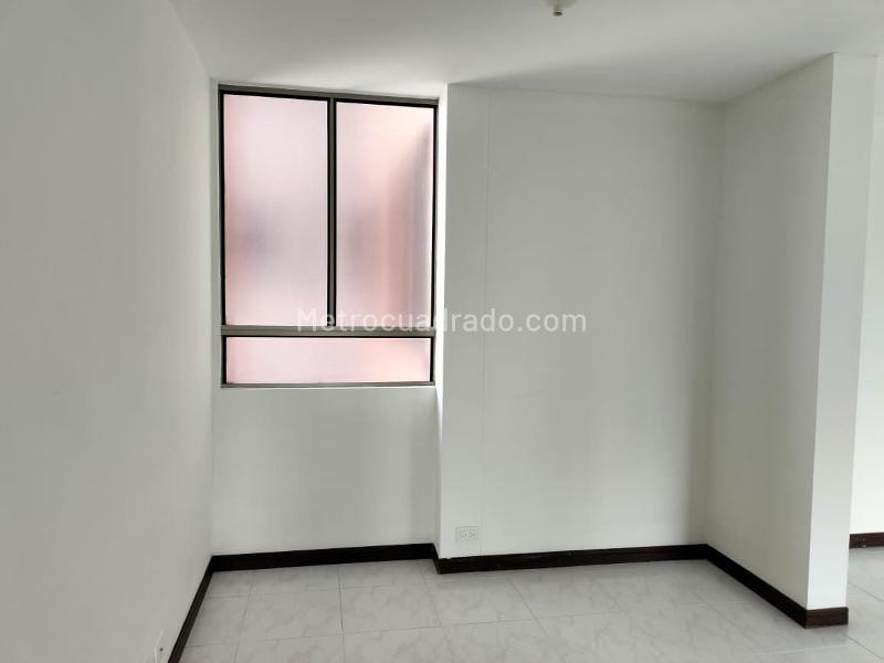 Apartamento de 3 Alcobas con Balcón en Unidad Cerrada, El Poblado - 9