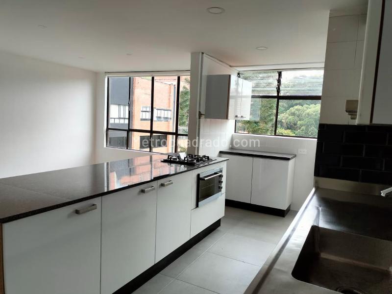 Apartamento Amplio de 3 Alcobas con Zonas Sociales en El Poblado - 8