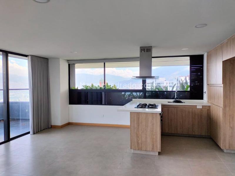 Modern 3BR Apartment with Balcony in El Poblado - 3